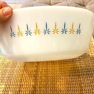 Anchor Hocking Fire King 3 Quart ovenware casserole dish. Candle Glow pattern.